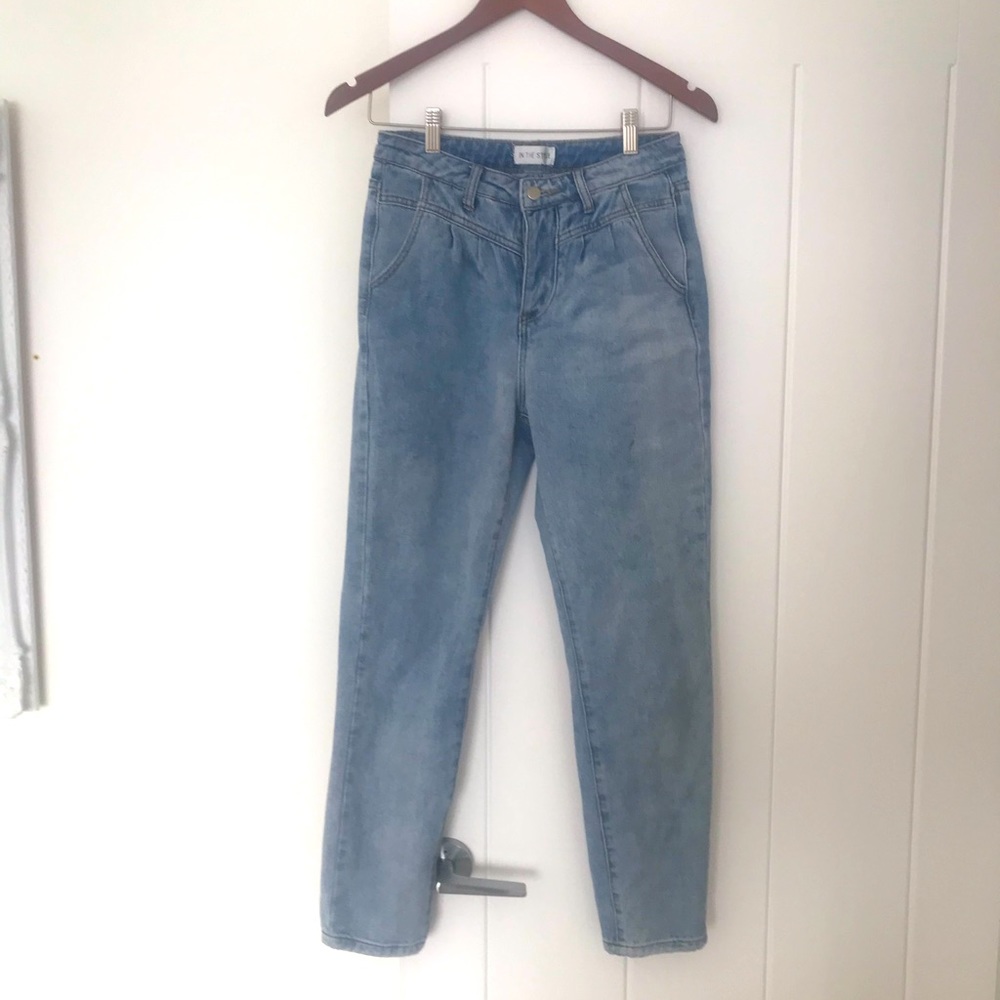 High rise butt fly cropped jeans. - Picture 4 of 9